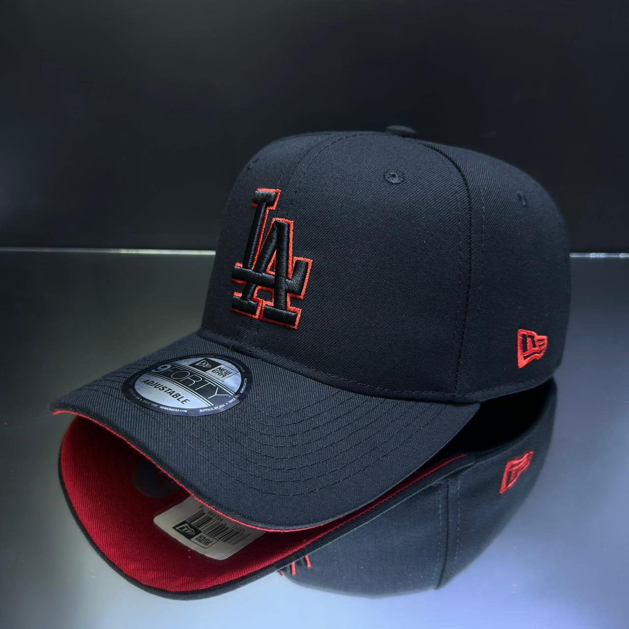 GORRA CURVA L.A / NEGRO CON ROJO